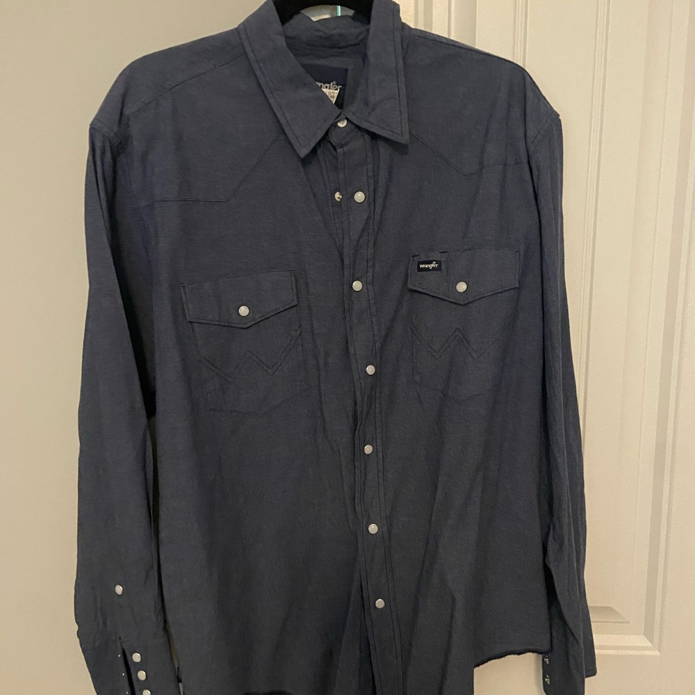 *LIKE NEW* Wrangler pearl snap button down